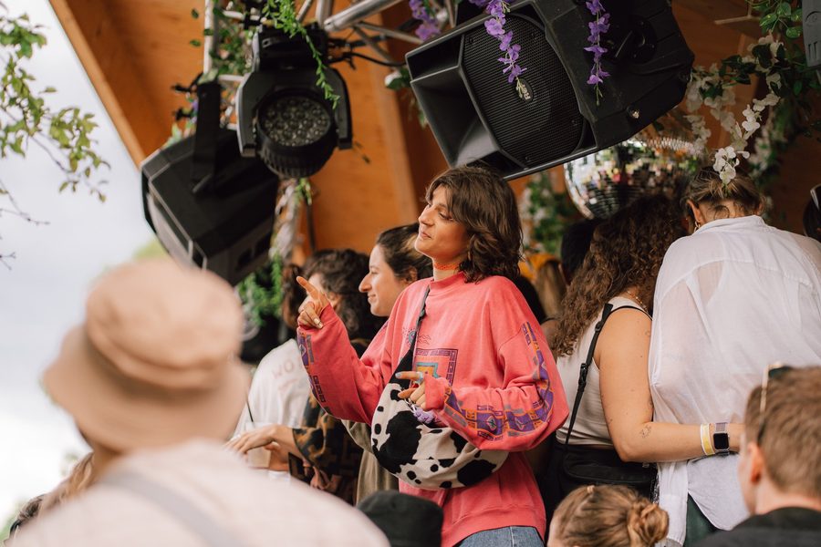 Festival-Gäste vor der Stage
